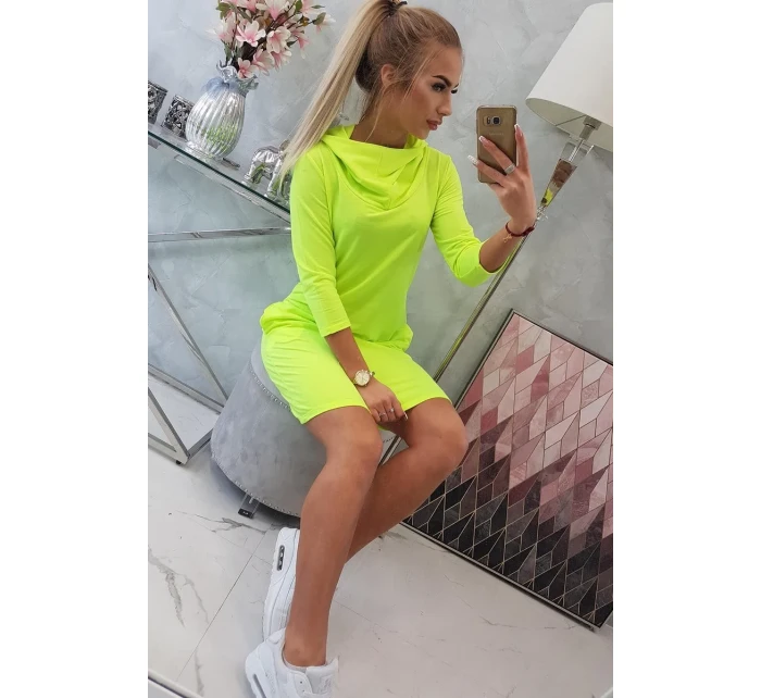 Šaty s kapucí a kapsami žluté neonové barvy Šaty s kapucí a kapsami žluté neonové barvy