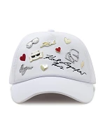 Čiapka Karl Lagerfeld Charms Pins Strapback, biela – L4WH7608 Čiapka Karl Lagerfeld Charms Pins Strapback, biela – L4WH7608