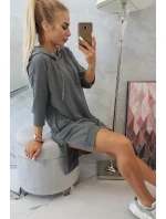 Šaty s kapucňou a dlhším chrbtom v grafitovej farbe