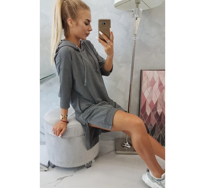 Šaty s kapucňou a dlhším chrbtom v grafitovej farbe