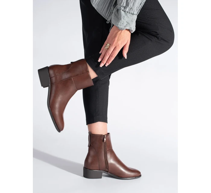 Zajímavé kotníčkové boty dámské hnědé na plochém podpatku Zajímavé kotníčkové boty dámské hnědé na plochém podpatku