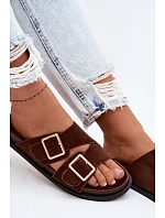 Dámské pantofle z imitace semiše s zlatými přezkami čokoládové model 22102893 - Boto Dámské pantofle z imitace semiše s zlatými přezkami čokoládové model 22102893 - Boto