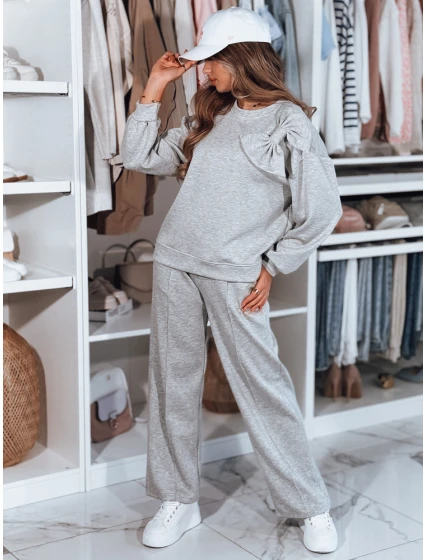 Dámská tepláková souprava nadměrné velikosti světle šedá Dstreet model 21984434 - FashionStreet Dámská tepláková souprava nadměrné velikosti světle šedá Dstreet model 21984434 - FashionStreet