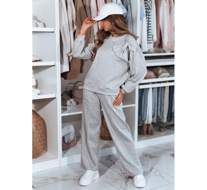 Dámská tepláková souprava nadměrné velikosti světle šedá Dstreet model 21984434 - FashionStreet Dámská tepláková souprava nadměrné velikosti světle šedá Dstreet model 21984434 - FashionStreet