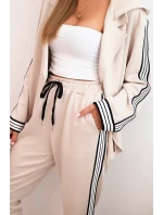 Dámska súprava s viskózou, lampasom a športovou bundou béžová Dámska súprava s viskózou, lampasom a športovou bundou béžová