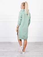 Šaty s kapucňou a dlhším chrbtom tmavo mätové