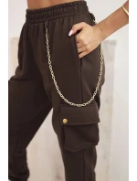 Dámske bavlnené cargo nohavice s vreckami a retiazkou hnedej farby