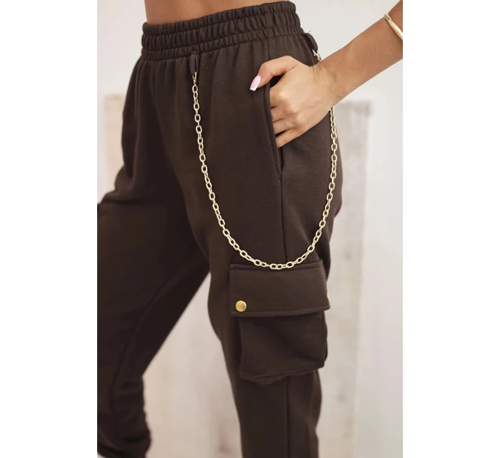 Dámske bavlnené cargo nohavice s vreckami a retiazkou hnedej farby