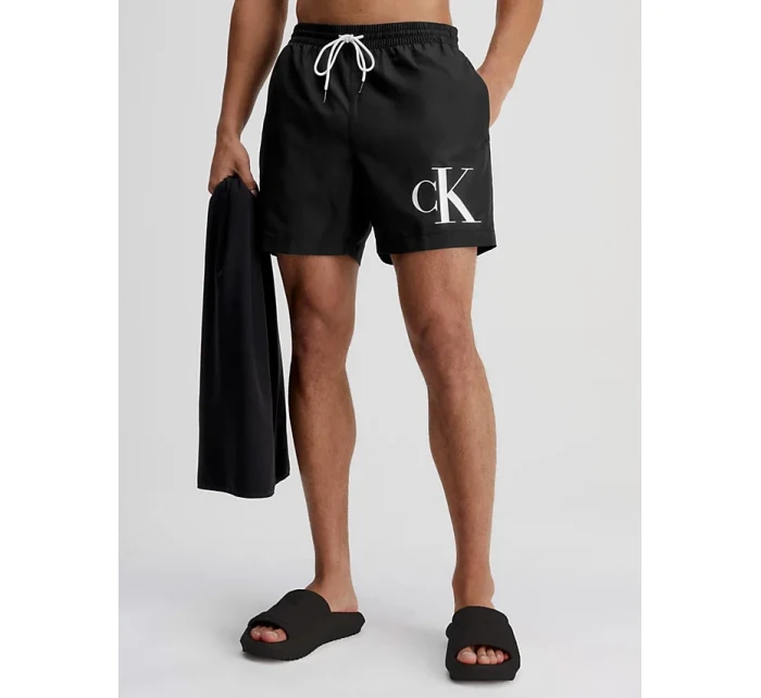Darčekové balenie pánskych plaviek a uteráka KM0KM00849 BEH čierna - Calvin Klein Darčekové balenie pánskych plaviek a uteráka KM0KM00849 BEH čierna - Calvin Klein