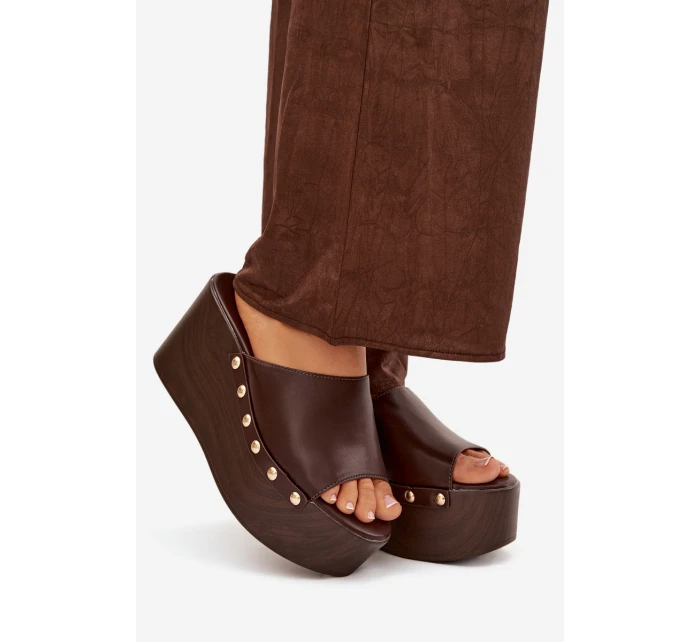 Dámské nazouváky na platformě s čokoládové model 21918831 - Boto Dámské nazouváky na platformě s čokoládové model 21918831 - Boto