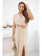 Dlhé šaty s ozdobným opaskom béžovej farby