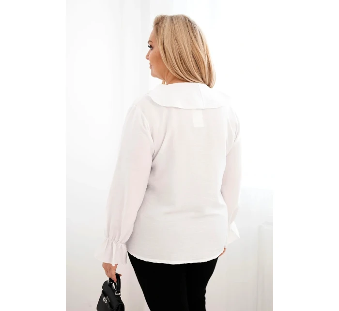 Dámská viskózová blůza Plus Size s volánem a ozdobnou broží bílá