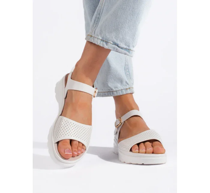 Praktické biele sandále na platforme pre ženy