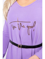 Šaty s ozdobným opaskom a nápisom purple