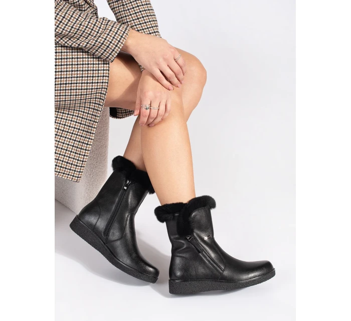 Trendy dámské černé kotníčkové boty na klínku Trendy dámské černé kotníčkové boty na klínku