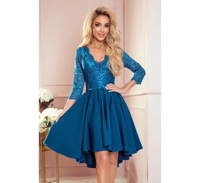 Dámské šaty v mořské barvě s delším zadním dílem a s krajkovým výstřihem model 17422426 - numoco Dámské šaty v mořské barvě s delším zadním dílem a s krajkovým výstřihem model 17422426 - numoco