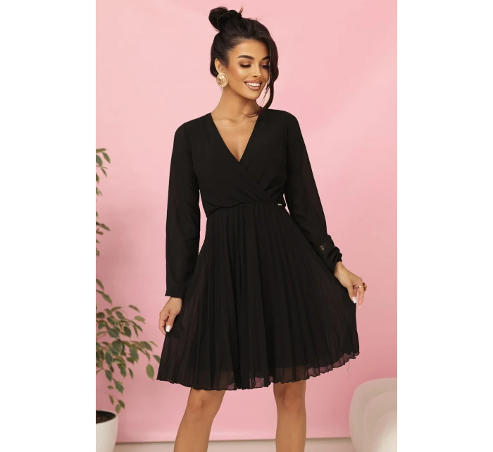 ISABELLE plisované šaty s dlouhými rukávy a výstřihem BLACK model 21215944 - numoco