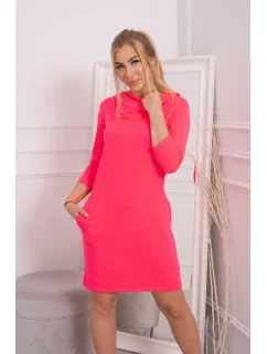 Šaty s kapucí a kapsami růžové neonové