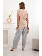 Elegantná blúzka s volánikmi a asymetrickým strihom béžová