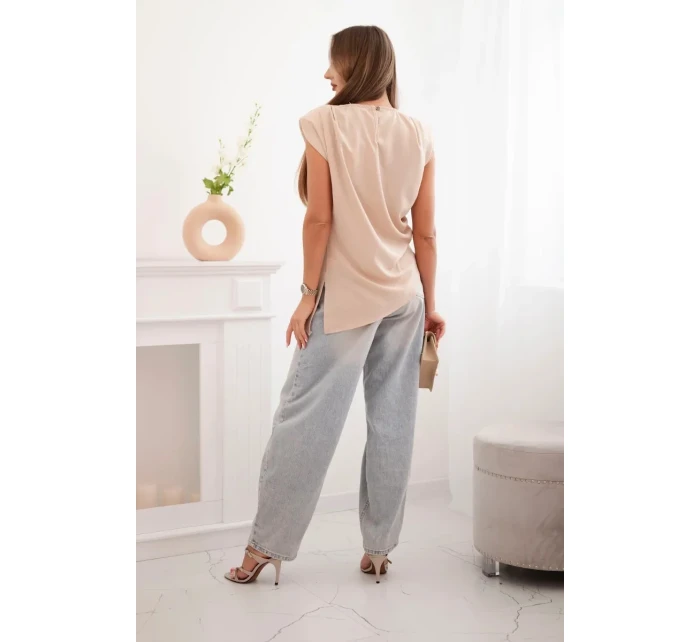 Elegantná blúzka s volánikmi a asymetrickým strihom béžová