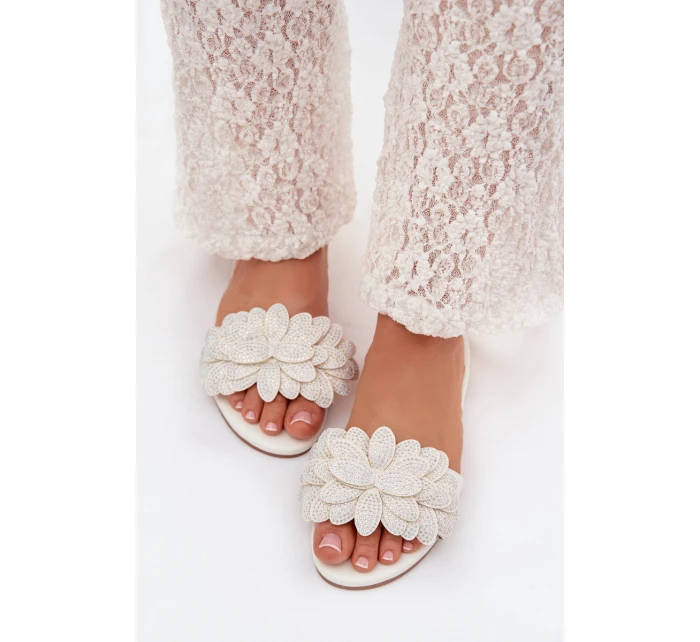 Dámské ploché s ozdobou bílé model 22032049 - Boto Dámské ploché s ozdobou bílé model 22032049 - Boto