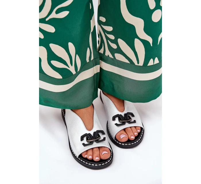 Sandały Na Płaskim Obcasie Z Ozdobą Eko Skóra Srebrne Tillireta Sandały Na Płaskim Obcasie Z Ozdobą Eko Skóra Srebrne Tillireta