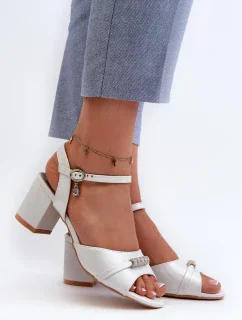 Sandále na podpätku model 196330 Vykročte štýlovo