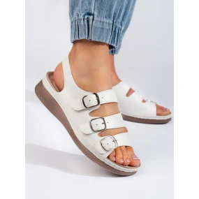 Módne dámske biele sandále na klinoch