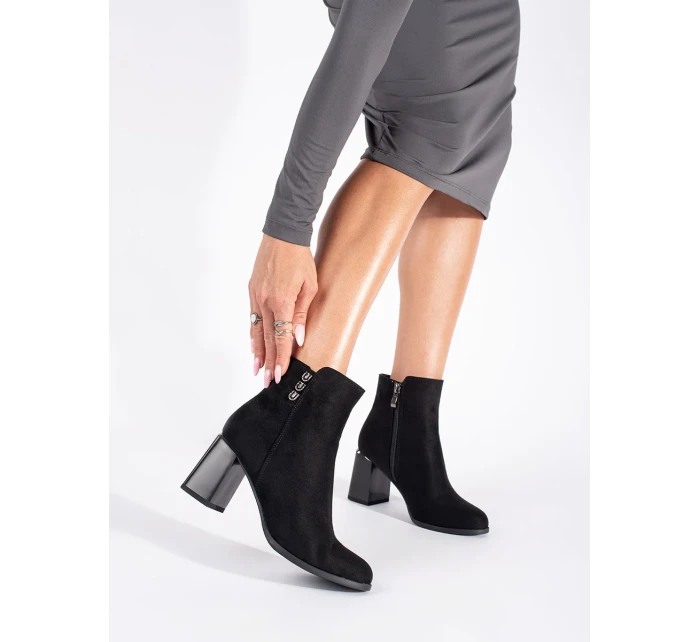 Vynikajúce dámske čierne členkové topánky na širokom podpätku Vynikajúce dámske čierne členkové topánky na širokom podpätku