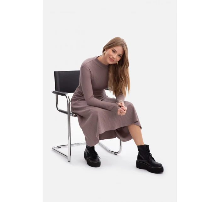 B299 Rebrované midi šaty s asymetrickým pásom - kakaové