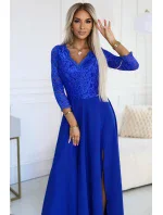 AMBER Elegantní dlouhé dámské krajkové šaty v chrpové barvě s výstřihem model 20651176 - numoco