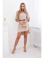 Šaty s dlhším chrbtom a pásom svetlo béžovej farby Šaty s dlhším chrbtom a pásom svetlo béžovej farby