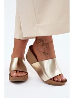 model 22136747 kožené dámské pantofle na korkové platformě zlaté - Zazoo