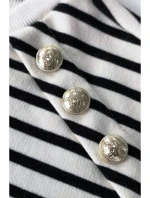 Dámský svetr s ozdobnými knoflíky model 20584320 model 1 Ecru s černou - BeWear Dámský svetr s ozdobnými knoflíky model 20584320 model 1 Ecru s černou - BeWear