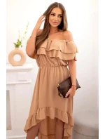 Dámske šaty s odhalenými ramenami a predĺženým chrbtom camel Dámske šaty s odhalenými ramenami a predĺženým chrbtom camel