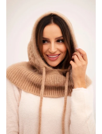 Dámská čepice s kapucí, zavazováním a copánkovým vzorem camelová