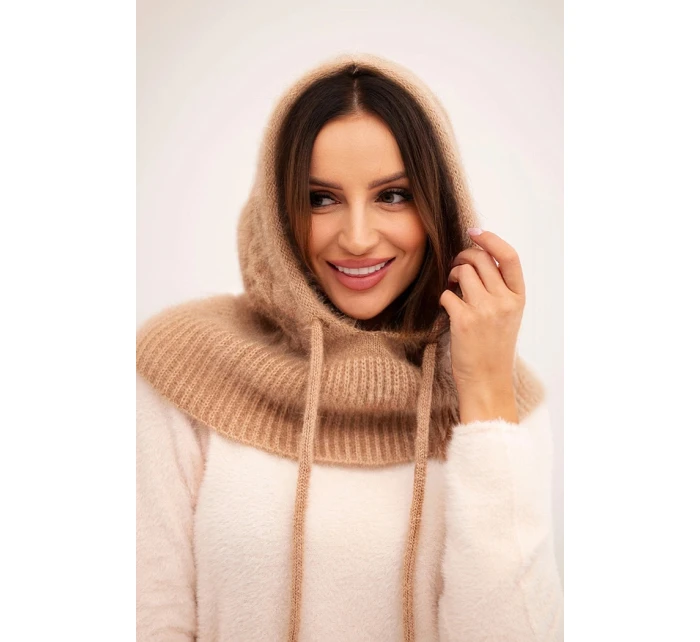 Dámská čepice s kapucí, zavazováním a copánkovým vzorem camelová