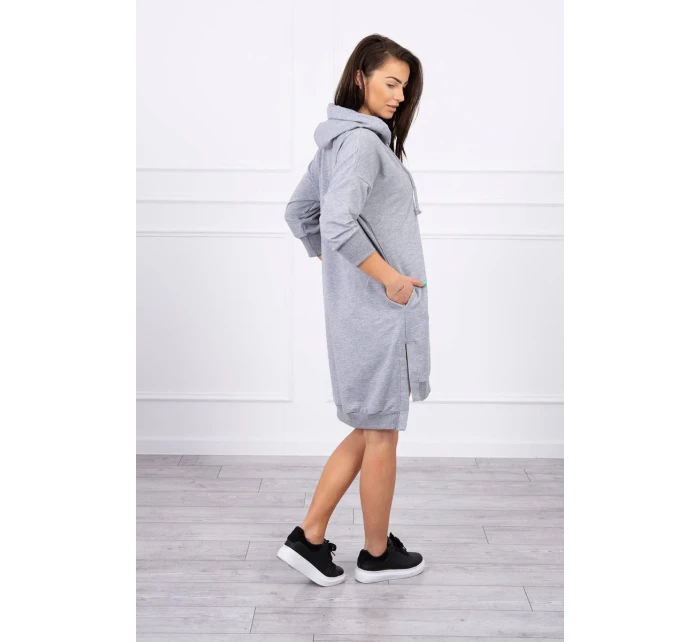 Šaty s kapucňou a dlhším chrbtom šedej