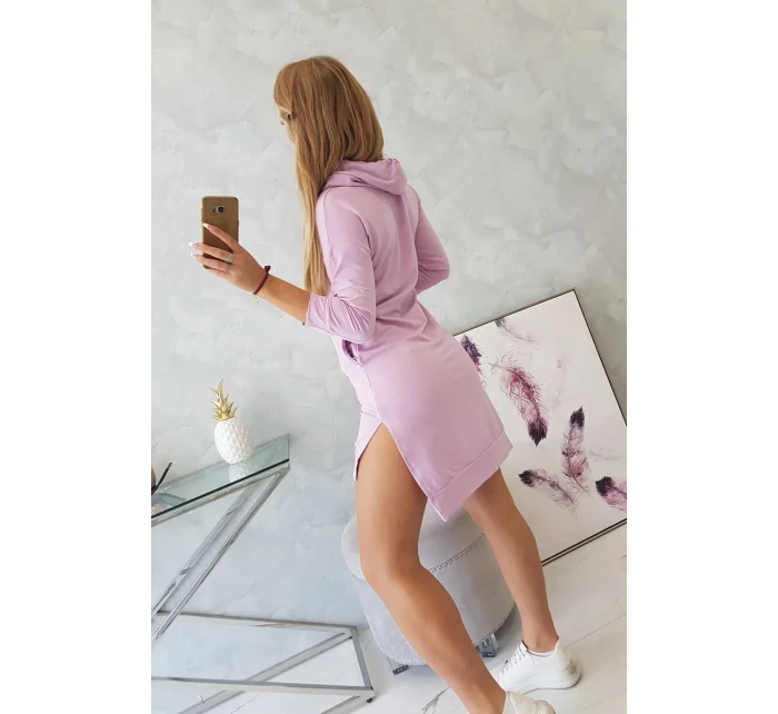 Šaty s dlhším chrbtom a farebnou potlačou fialovej farby