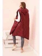 Dámska prešívaná vesta s kapucňou na zips v bordovej farbe