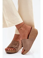 Kožené semišové dámské pantofle na platformě s ozdobným květinovým vzorem model 22125922 Cappuccino - Zazoo