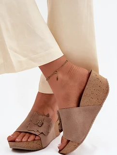 Kožené semišové dámské pantofle na platformě s ozdobným květinovým vzorem model 22125922 Cappuccino - Zazoo