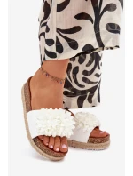 Dámske papuče na platforme s ozdobnými kvetmi - biele