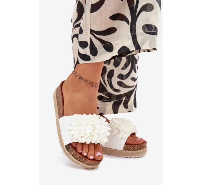 Dámske papuče na platforme s ozdobnými kvetmi - biele