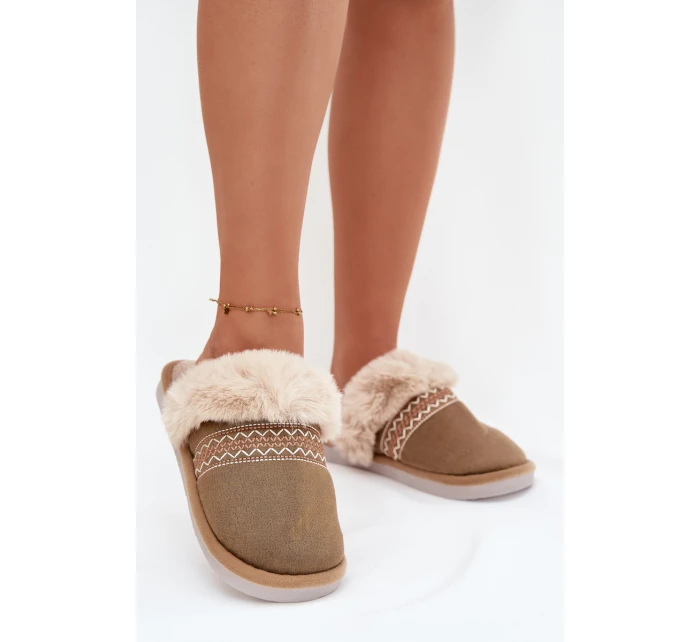 Dámské pantofle s kožešinou a výšivkou zelené Devianne Dámské pantofle s kožešinou a výšivkou zelené Devianne