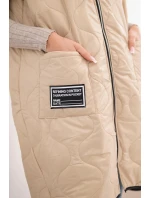 Dámska prešívaná vesta s kapucňou a zipsom pre plnoštíhle tmavobéžová