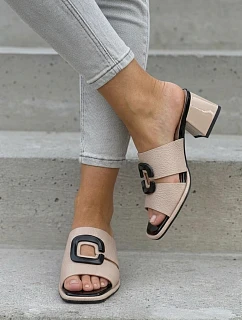 Dámské pantofle s výřezem a přezkou na podpatku model 22076973 Béžové - VINCEZA