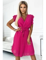 Dámské plisované šaty ve fuchsijové barvě s výstřihem a s volánky na ramenou model 21290230 - numoco basic Dámské plisované šaty ve fuchsijové barvě s výstřihem a s volánky na ramenou model 21290230 - numoco basic