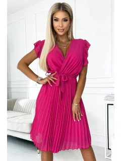 Dámské plisované šaty ve fuchsijové barvě s výstřihem a s volánky na ramenou model 21290230 - numoco basic