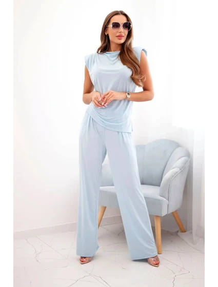 Elegantný dámsky set so širokými nohavicami a blúzkou s volánikmi modrej farby Elegantný dámsky set so širokými nohavicami a blúzkou s volánikmi modrej farby